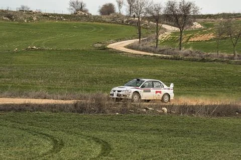 Side view of a Mitsubishi Lancer Evolution VII speeding through the dirt trac Foto stock