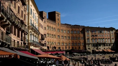 Side view of MPS headquarter. Piazza del Campo, Siena. Italy. MPS Vídeos de archivo 74515693