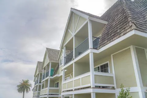 Side view of a multi-storey apartment building at Carlsbad, San Diego Foto stock