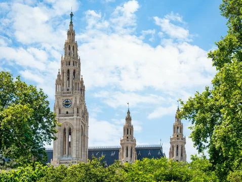 Side view with the neo-Gothic style church called Votivkirche, in Vienna Foto stock