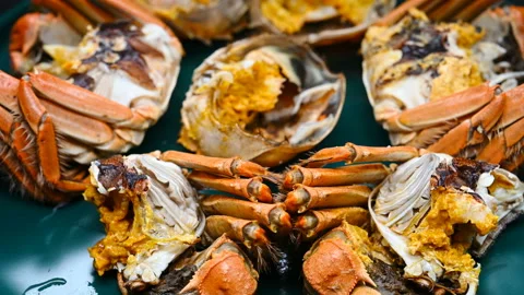 Side view opened crabs showing the crab roe and meat turning Stock Footage 142521598