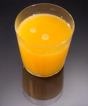 Side view of orange juice over black and glass reflection Stock-Fotos