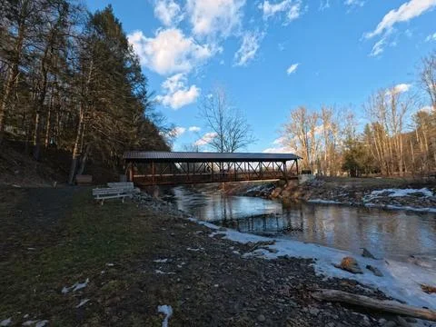 Side view over river Wilson Covered Bridge hiking trail. Фото
