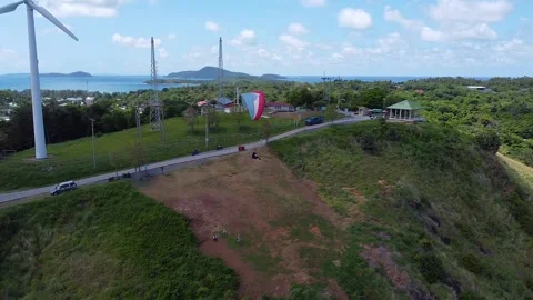 Side view of a paraglide flying along a tropical coast Vídeo Stock 173721002