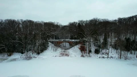Side view of Parapet Bridge in Mill Creek in the winter 動画素材 201655228