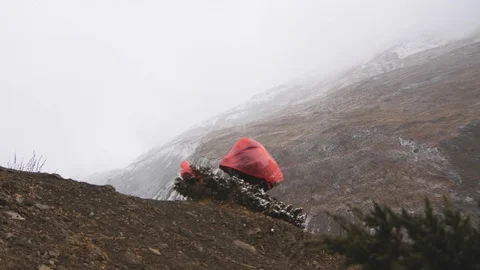 Side view of Porters carring load on a snowy day on the Annapurna Circuit trek. 스톡 동영상 127937563