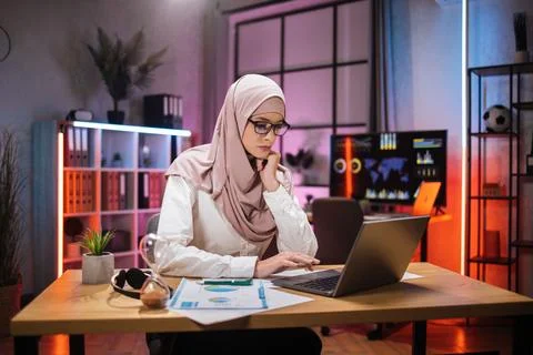 Side view, portrait of young smiling experienced smart stylish muslim manager in Foto stock
