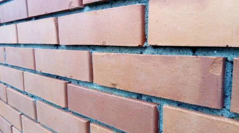 Side view of a red brick wall. Ceramic brick masonry. Brick fence. Neatly and Foto stock