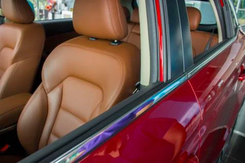 A side view for a red car with brown seats. Foto stock
