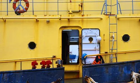 Side View of Rusty Yellow Ship Deck at Kaohsiung Foto stock