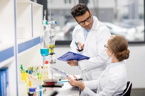 Side view of scientists working in laboratory Stockfoto's