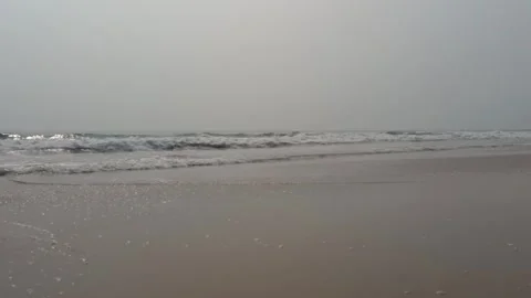 Side view of sea waves hitting the sea beach Vidéo 331114258