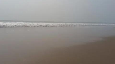 Side view of sea waves hitting the sea beach Vidéo 331114407