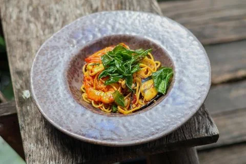 Side view of seafood basil spaghetti. It has a spicy Thai flavor. Stock-Fotos