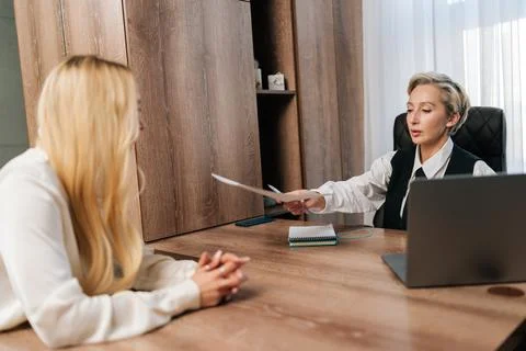 Side view of serious middle-aged businesswoman finds error mistake in document Foto stock
