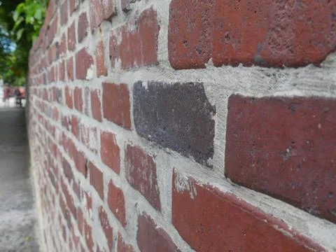 Side view shot of red brick wall along the road Foto stock
