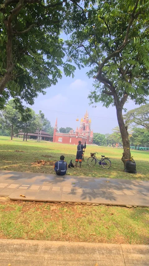 Side view from a sightseeing ride Video stock 314584514