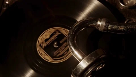 Side view of spinning vinyl record on vintage gramophone Stock Footage 329595618