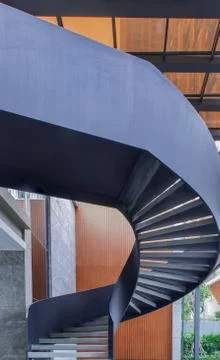 Side view of a spiral staircase pattern. Spiral stairs circle in courtyard ar Foto stock