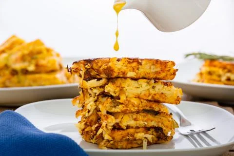 Side view of a stack of pan-fried hash browns Foto stock