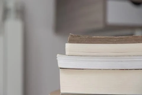 Side view of stacked books of different thicknesses Foto stock