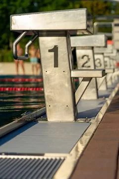 Side view of the starting blocks of an outdoor swimming pool in the summer Foto stock