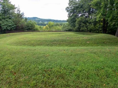 Side view of tail Serpent Mound Prehistoric Earthworks in Ohio Stock Photos