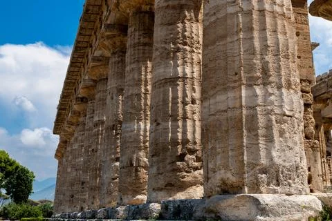 Side view of Temple of Neptune columns in Paestum 스톡 사진