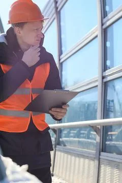 Side view of thoughtful engineer with clipboard outdoors Stockfoto's