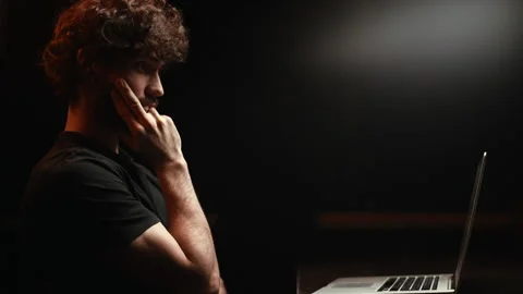 Side view of thoughtful man working in office overtime late at night sitting Vídeos de archivo 146543889