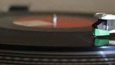 Side view of turntable cartridge on spinning vinyl record Video stock 338185192