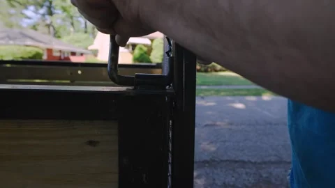 A side view of unlocking the safety pin on the trailer. Video stock 277628571