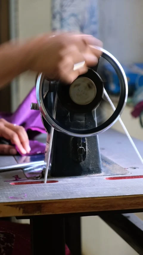 Side View of a Vintage Sewing Machine in Motion with Spinning Balance Wheel 스톡 동영상 330572853