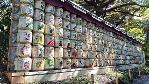 Side view of a wall of sake barrels, Japanese rice wine, on display along the Stock Photos