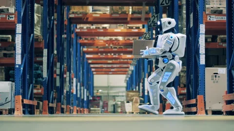 Side view of warehouse robot carrying cardboard box 库存影片 142587948