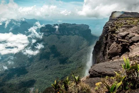 Side view of a waterfall coming from the Roraima tepuy Stock Photos