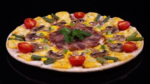 Side view of whole pizza with ham, mushroom, cheese, green beans and tomatoes Video stock 84113678