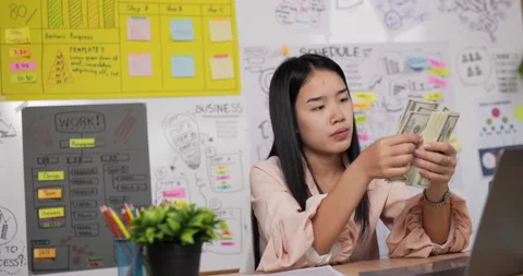 Side view of Woman are counting dollar bills. Female cashier counting dollars Stockbeeldmateriaal 201719589