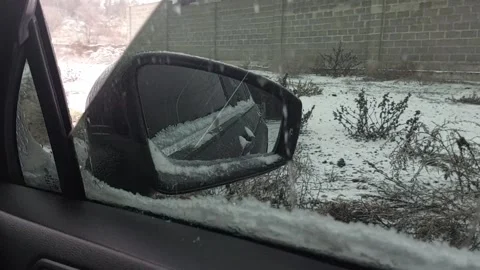 The side window of the car opens and closes on a rainy day 스톡 동영상 332355294