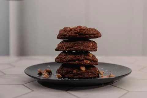 Sideview of a stack of peanut butter cookies on plate 스톡 사진
