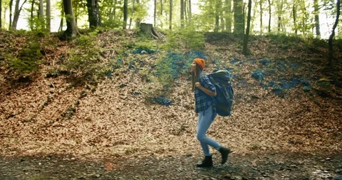 Sideview of Woman with Backpack in Forest 動画素材 115288169