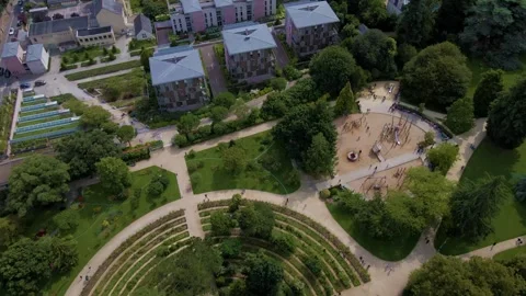 Sideway upwards drone movement about the Parc du Thabor spiral garden and its 库存影片 295278306