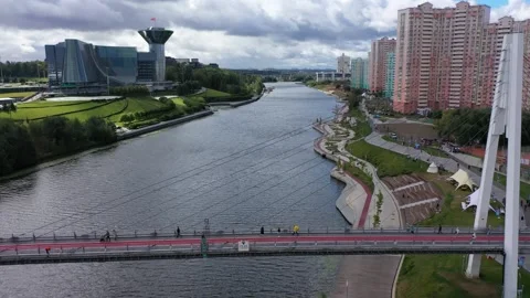 Sideways drone flight along Pavshinsky bridge Vidéo 326701713