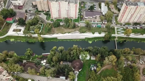 Sideways drone flight along river embankment Vidéo 325086598
