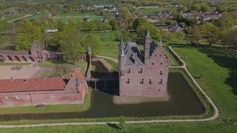 Sideways low drone move past Doornenburg Castle landscape Vídeo Stock 334319177