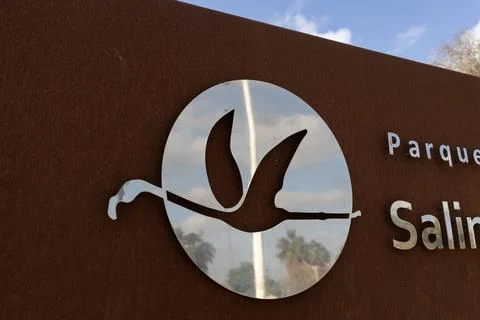 Sideways view of Salinas de San Pedro logo of a flying flamingo Foto stock