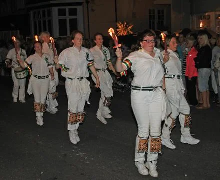 SIDMOUTH, DEVON, ENGLAND - AUGUST 10TH 2012: A troup of young lady Morris dan Stock-Fotos