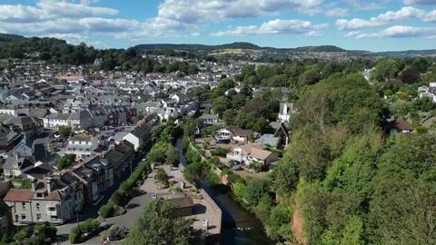Sidmouth, England (26/08/22): The River Sid and the town of Sidmouth Видео 343829241