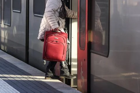  Siegen Hauptbahnhof. Ein Passagier mit einem Koffer steigt in einen Zug e... Stock Photos