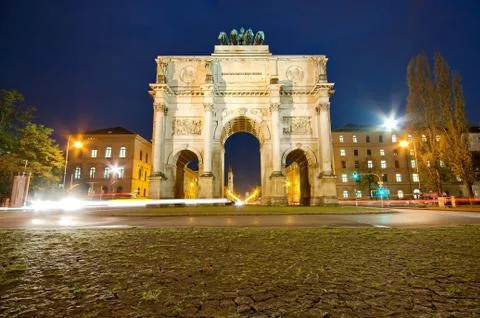 The siegestor (victory gate) at night in munich, germany, europe Фото